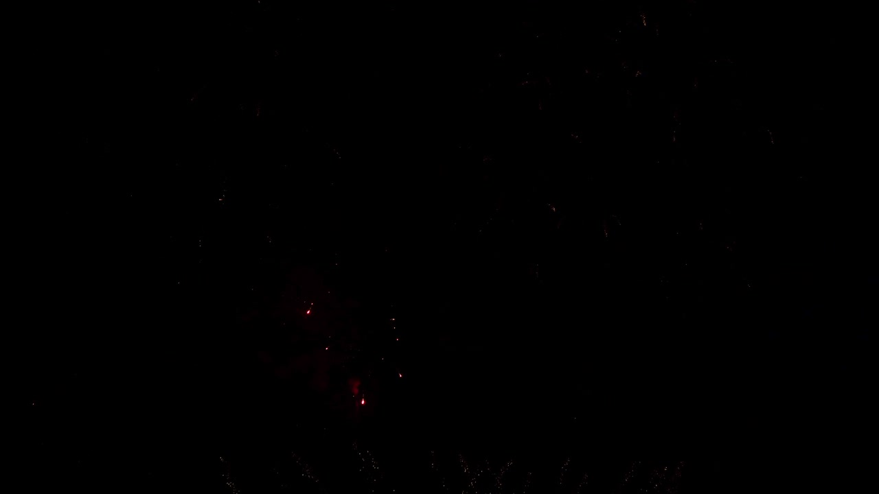 축제에서 축하하기 위해 밤에 아름다운 다채로운 불 작품 전시