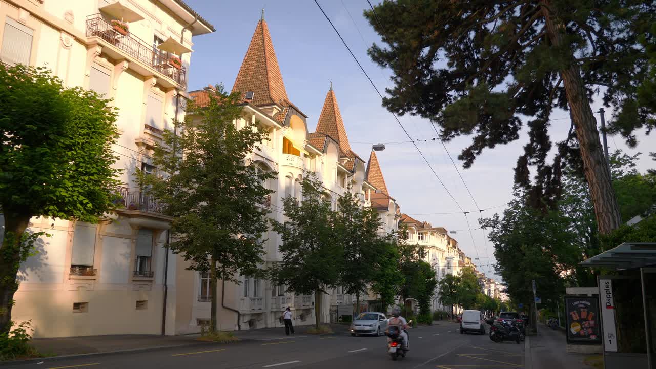 은 저녁 로잔 시 교통 거리 보행자 보행자 파노라마 4k 스위스