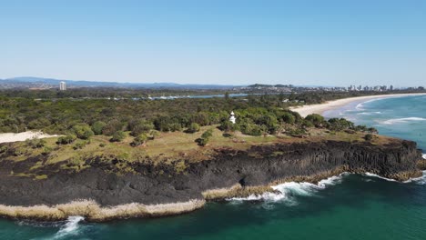 Beliebter-Wanderweg-Entlang-Der-Leuchtturmspitze-Von-Fingal-Heads-Mit-Der-Skyline-Der-Gold-Coast-In-Der-Ferne