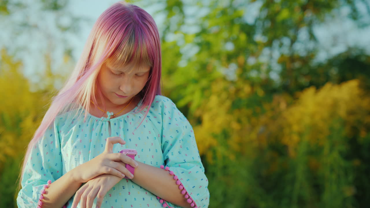 el niño usa ases inteligentes con un navegador gps incorporado concepto de seguridad infantil y control parental