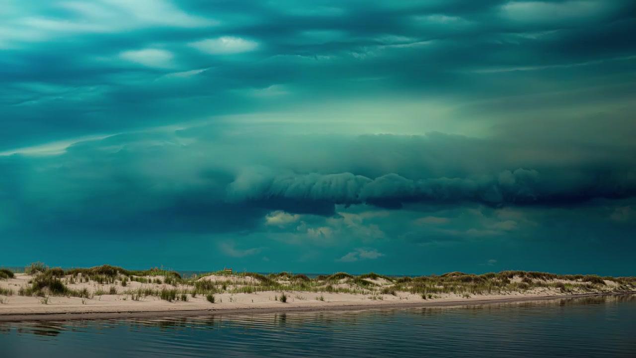 Nuvole temporalesche scure che si formano sulla costa della spiaggia in timelapse.