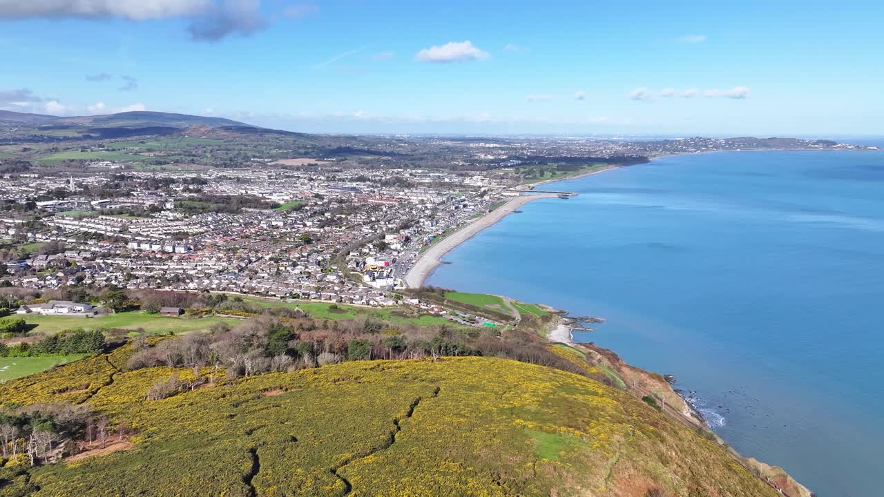 Cidade de Bray sobre Bray Head, plano de abertura da cidade costeira em Wicklow, Irlanda