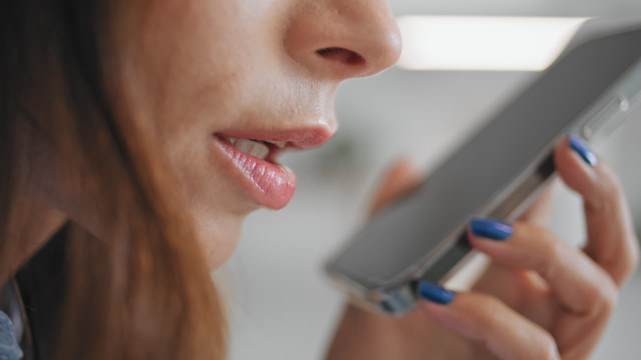 boca de primer plano hablando por teléfono móvil. mujer de negocios discutiendo un proyecto de negocio