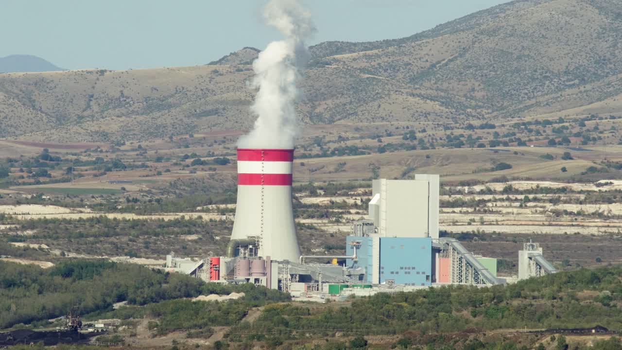 torres de refrigeración de la central eléctrica de carbón que emiten humo vapor día soleado de cerca