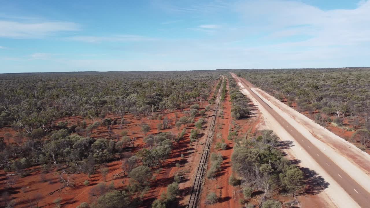 vista aérea de una carretera y línea de ferrocarril paralela en el interior de australia