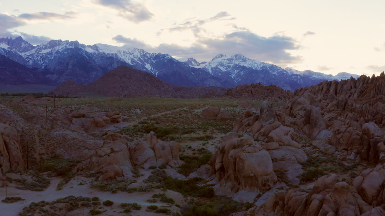 puesta de sol en las colinas de alabama cerca de lone pine, california