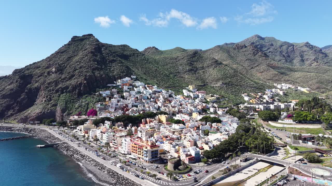 San Andres Santa Cruz Tenerife, città costiera. Panoramica aerea con drone.
