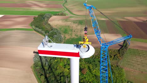 Installation-Des-Windturbinenkopfes---Windturbine-Im-Bau---Drohnenaufnahme