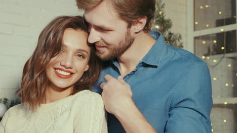 pareja enamorada durante la navidad