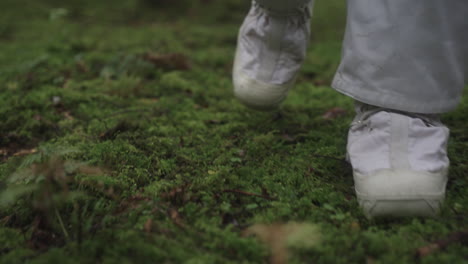 astronauta en traje espacial caminando por el bosque