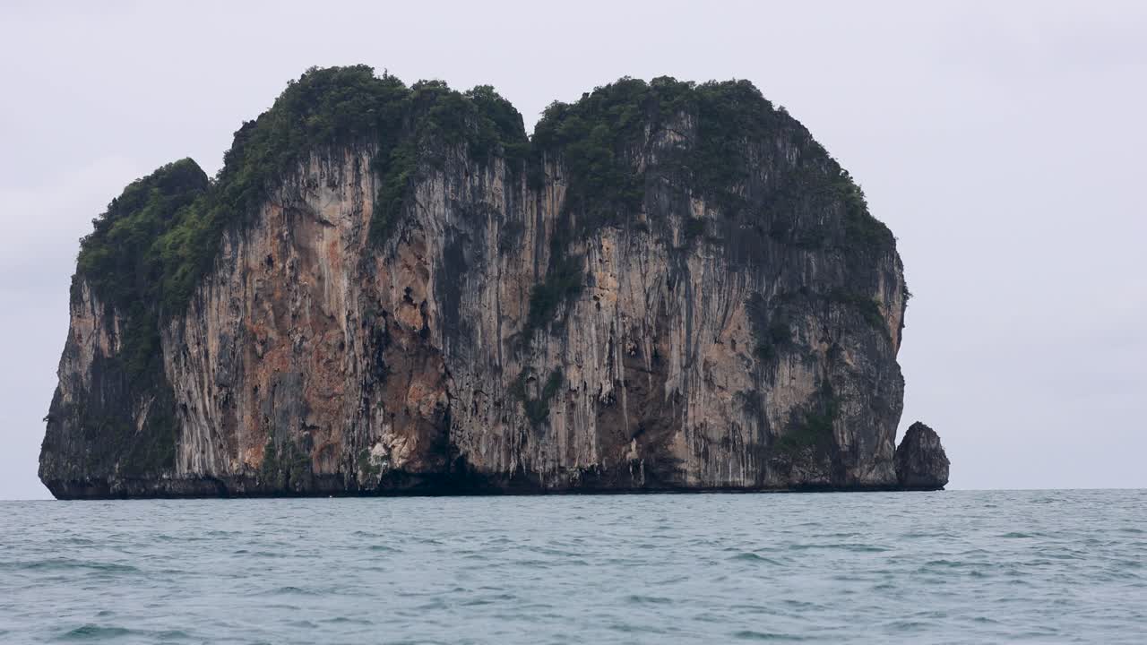 바다 속의 바위 섬