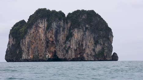 isla rocosa en el océano