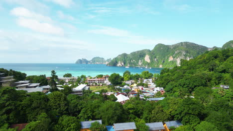 Edificios-Y-Casas-Detrás-De-Una-Bahía-Costera-Con-Agua-Azul