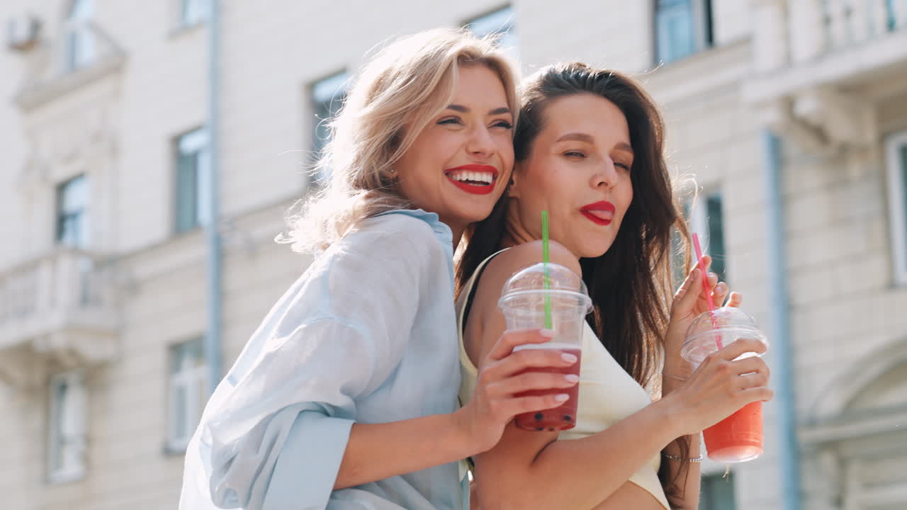 dos amigos felices disfrutando de bebidas al aire libre