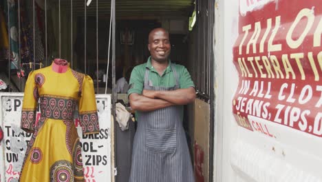 Hombre-Africano-Sonriendo-A-La-Cámara