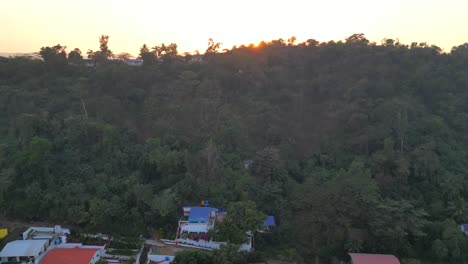 hotel gran resort en colinas en puesta de sol vista de pájaro alibag