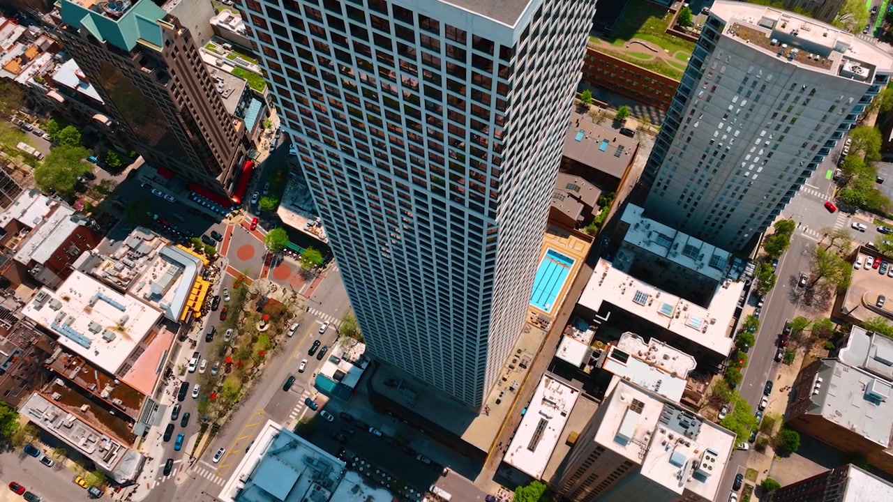 Filmagem no arranha-céu com uma piscina próxima. Perspectiva aérea da paisagem de Chicago, Illinois, EUA