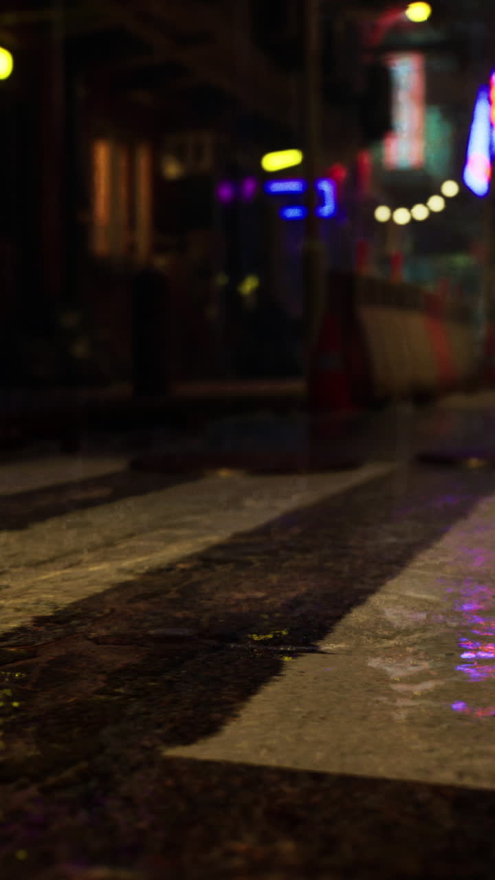 밤에 도시 거리의 흐릿한 전망