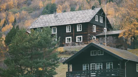 Antiguas-Casas-De-Madera-En-El-Paisaje-Otoñal