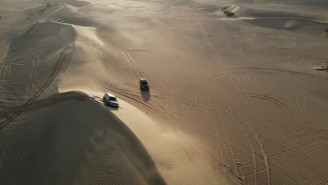 阿拉伯聯合酋長國杜拜的沙漠薩法里 (al quadra desert) 的沙漠遊覽中,一輛4x4被困在沙灘上的無人機景色