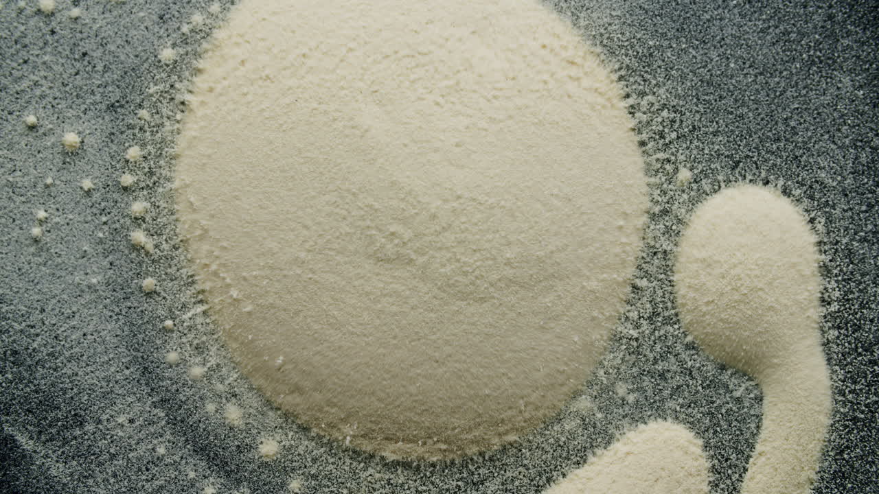 사이매틱 패턴을 형성하는 진동하는 표면에서 튀는 모래 같은 물질