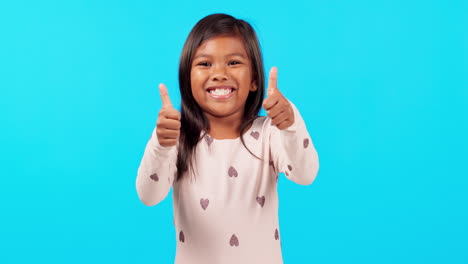 niña feliz, pulgares hacia arriba.