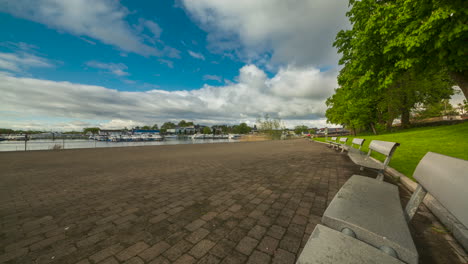 Zeitraffer-Von-Carrick-On-Shannon-Town-In-Der-Grafschaft-Leitrim-Und-Roscommon-Mit-Ziehenden-Wolken-Am-Fluss-Shannon-In-Irland