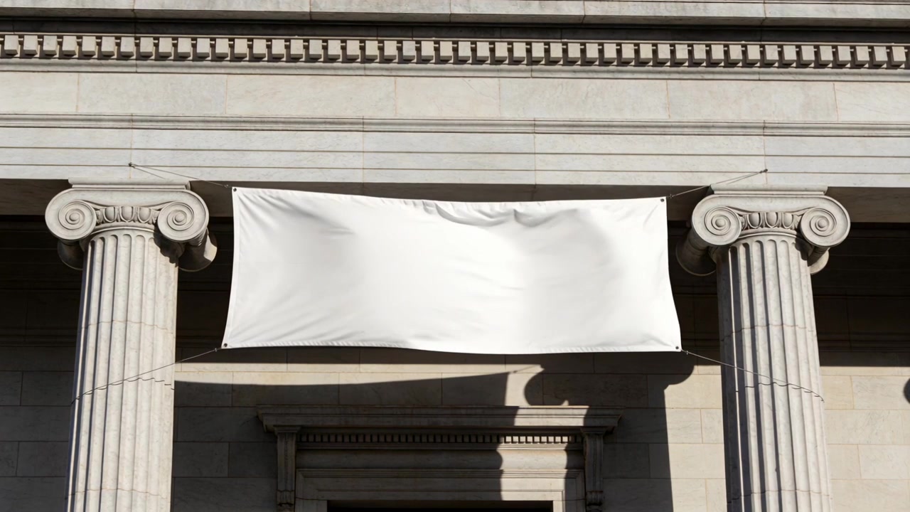 Striscione bianco vuoto che ondeggia al vento su una facciata fiancheggiata da colonne ioniche, con ombre che si muovono.