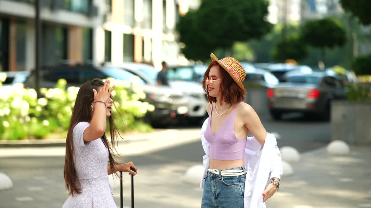 길거리에서 이야기하는 두 친구