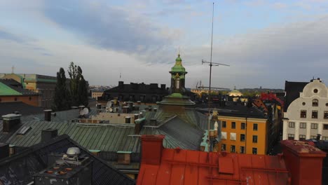 Drohne,-Die-über-Den-Dächern-In-Gamla-Stan,-Stockholm,-Schweden-Aufsteigt