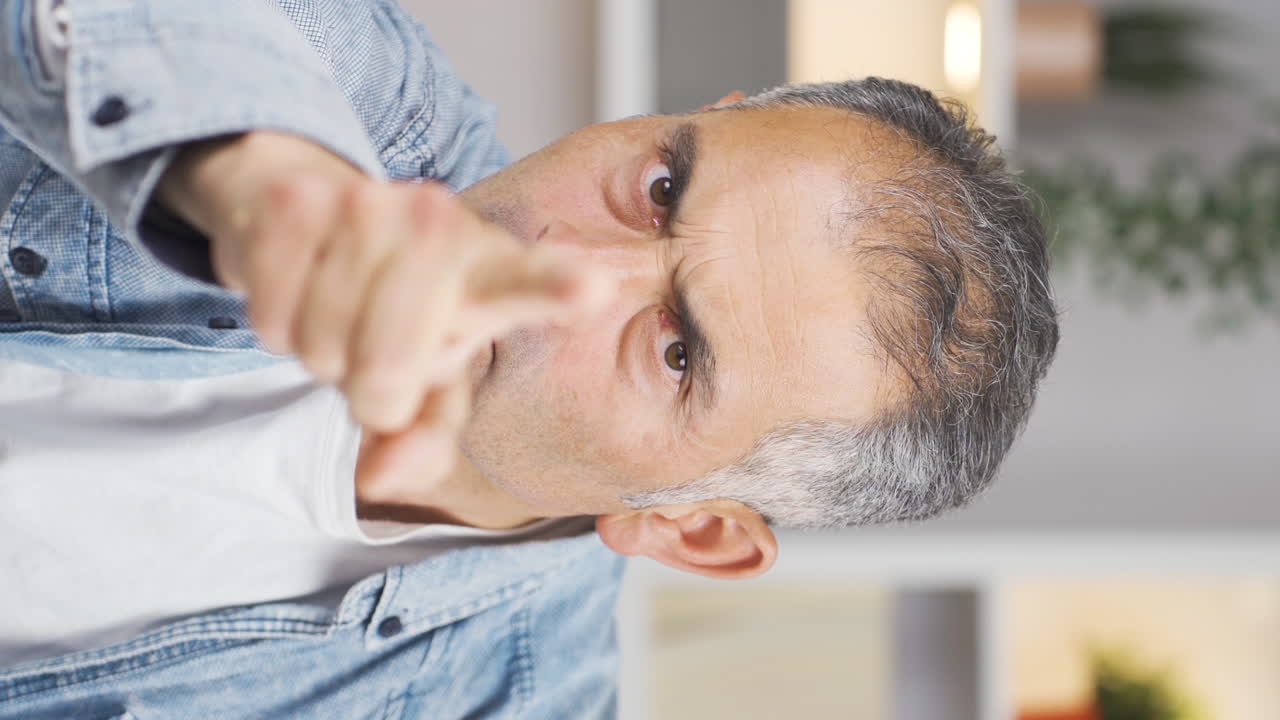 el video vertical del hombre está advirtiendo mirando a la cámara.