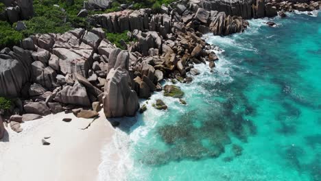 Vista-Aérea-De-Anse-Marron-Con-Sus-Famosas-Formaciones-Rocosas-De-Granito-Y-Piscinas-Naturales