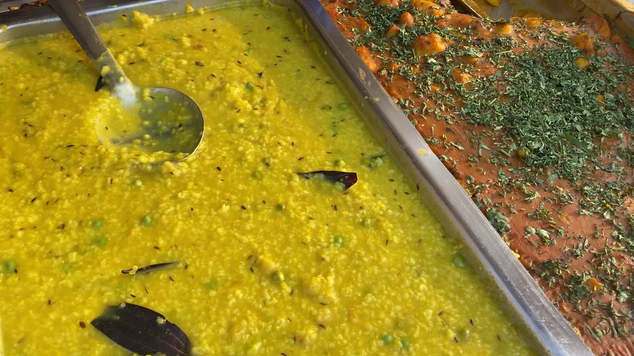 Närbild i filmisk stil av känd indisk mat: Khichdi och aloodum är redo att serveras.