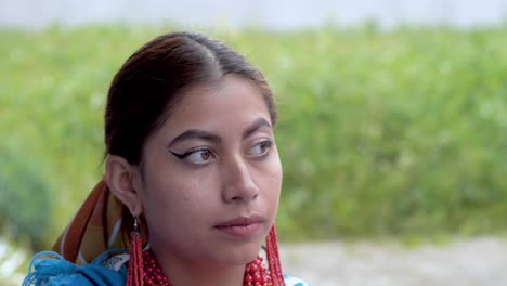 mujer latina mirando de un lado a otro y luego sonriendo a la cámara