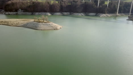 Antenne-Rückwärts-über-Greyerzersee-Und-Autoverkehr-über-Brücke