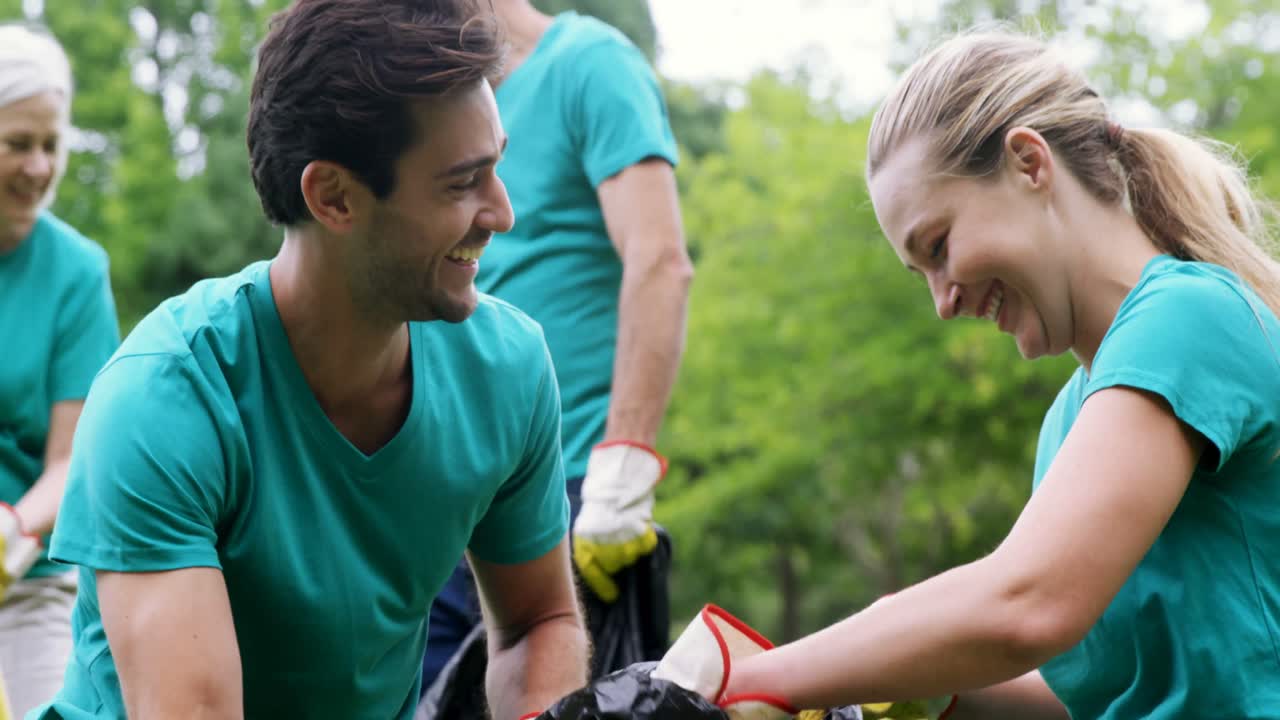 familia recogiendo basura en el parque