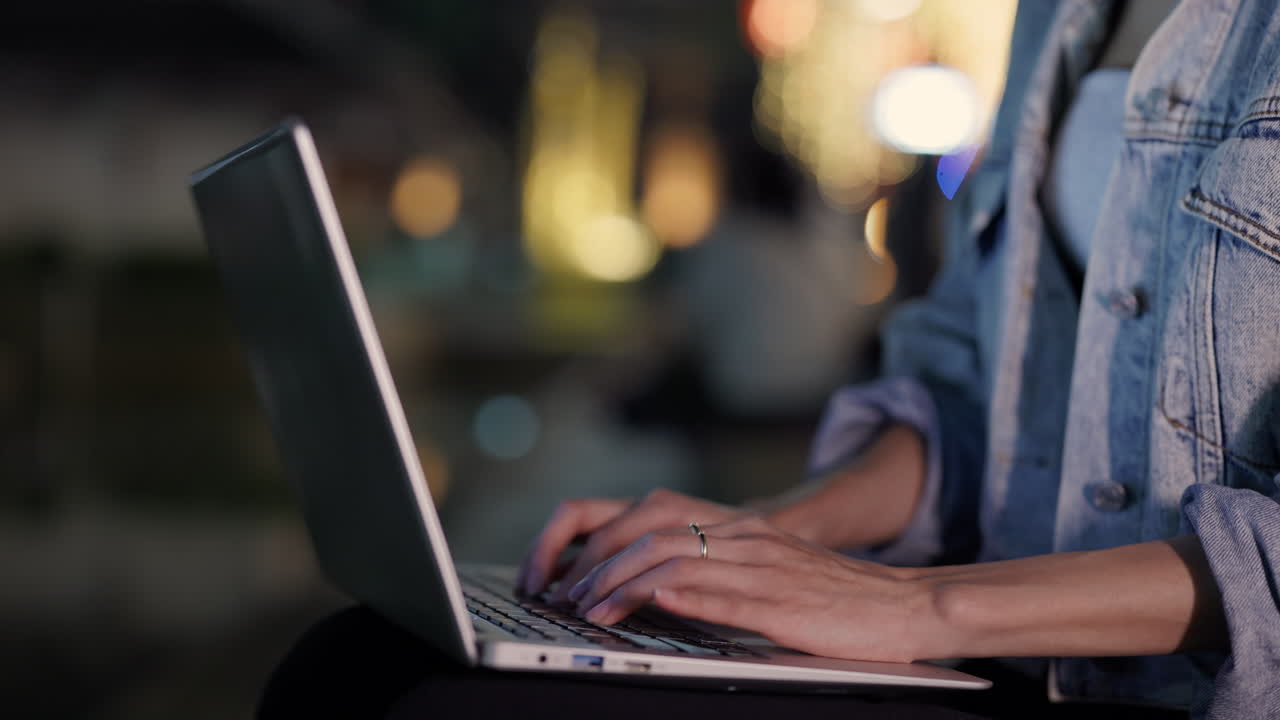 mujer trabajando en la computadora portátil por la noche