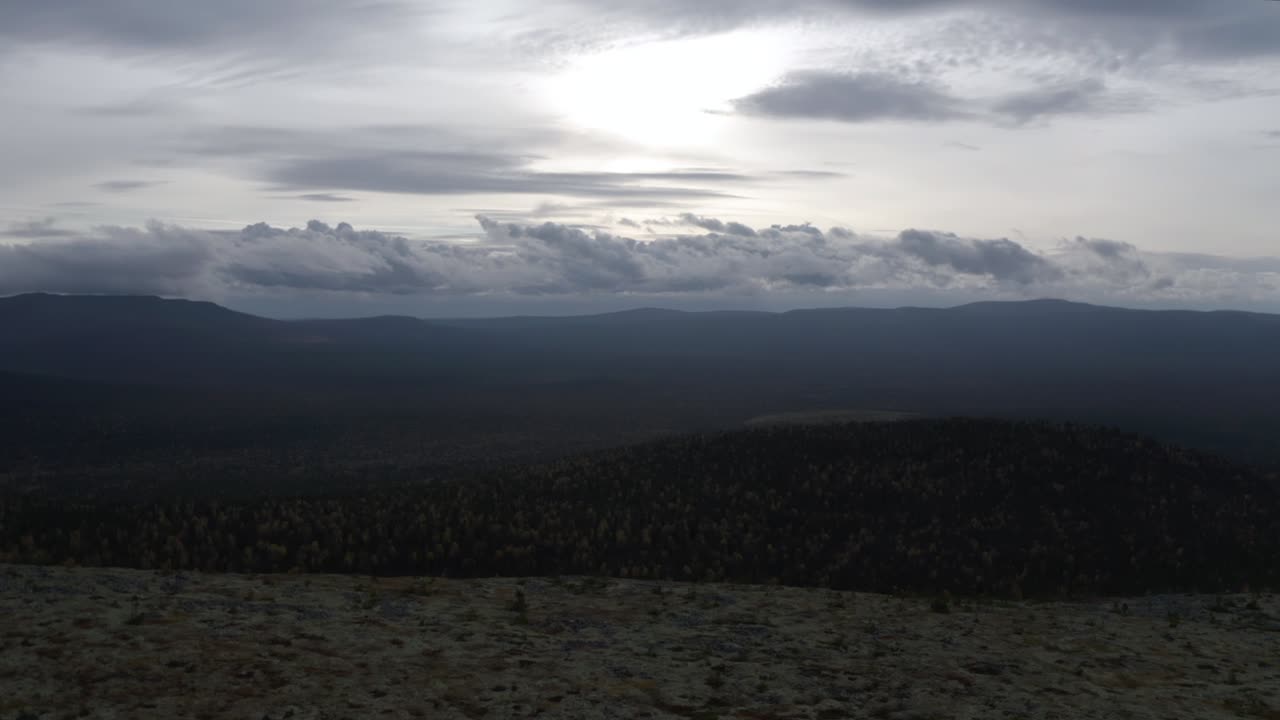 구름 인 하늘 의 산악 풍경