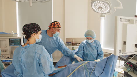 procedimiento quirúrgico en una sala de operaciones