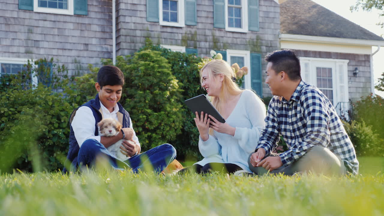 태블릿과 강아지를 가진 남자와 여자