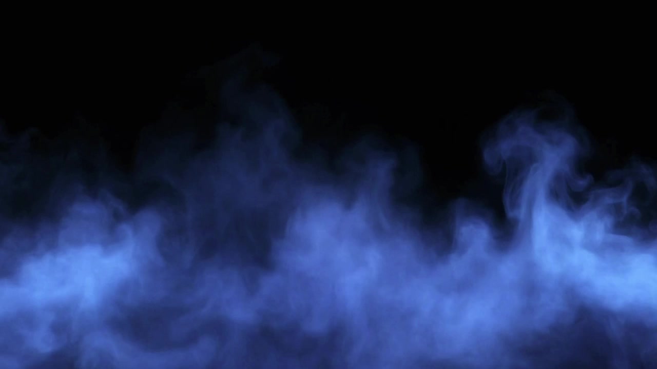 Fumo blu che sale su sfondo nero