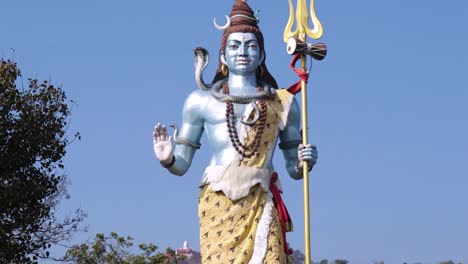 estatua del dios hindú shiva con un fondo de cielo azul brillante por la mañana desde diferentes ángulos el video se toma en haridwar, uttarakhand, india, el 15 de marzo de 2022