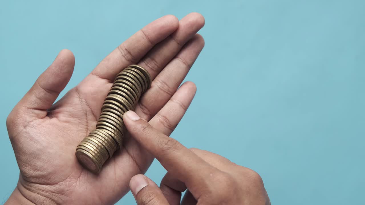 동전 한 어리 를 들고 있는 손