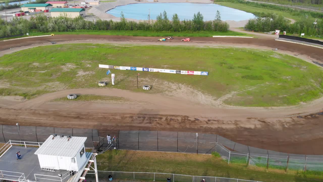 video de drones de 4k de carreras de autos stock en mitchell raceway en fairbanks, ak durante la soleada tarde de verano