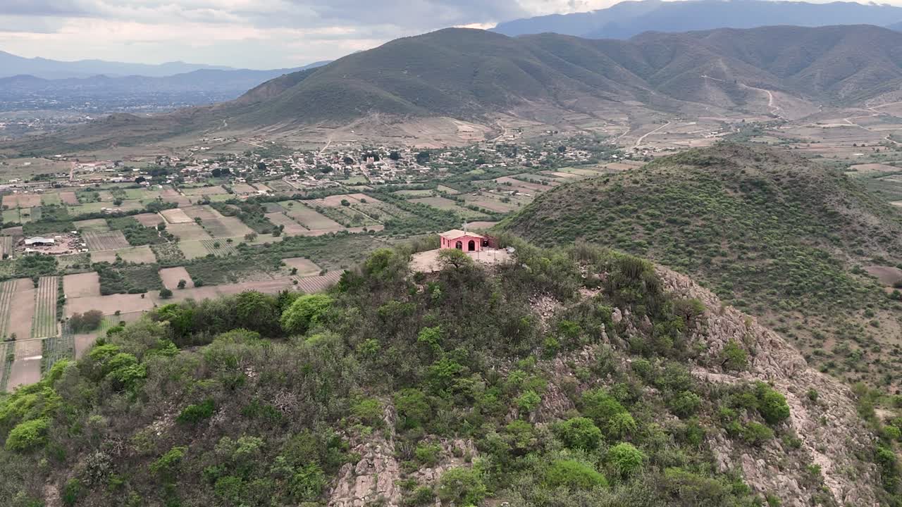 fotografía aérea de una capilla en un pico sagrado en los valles centrales de oaxaca