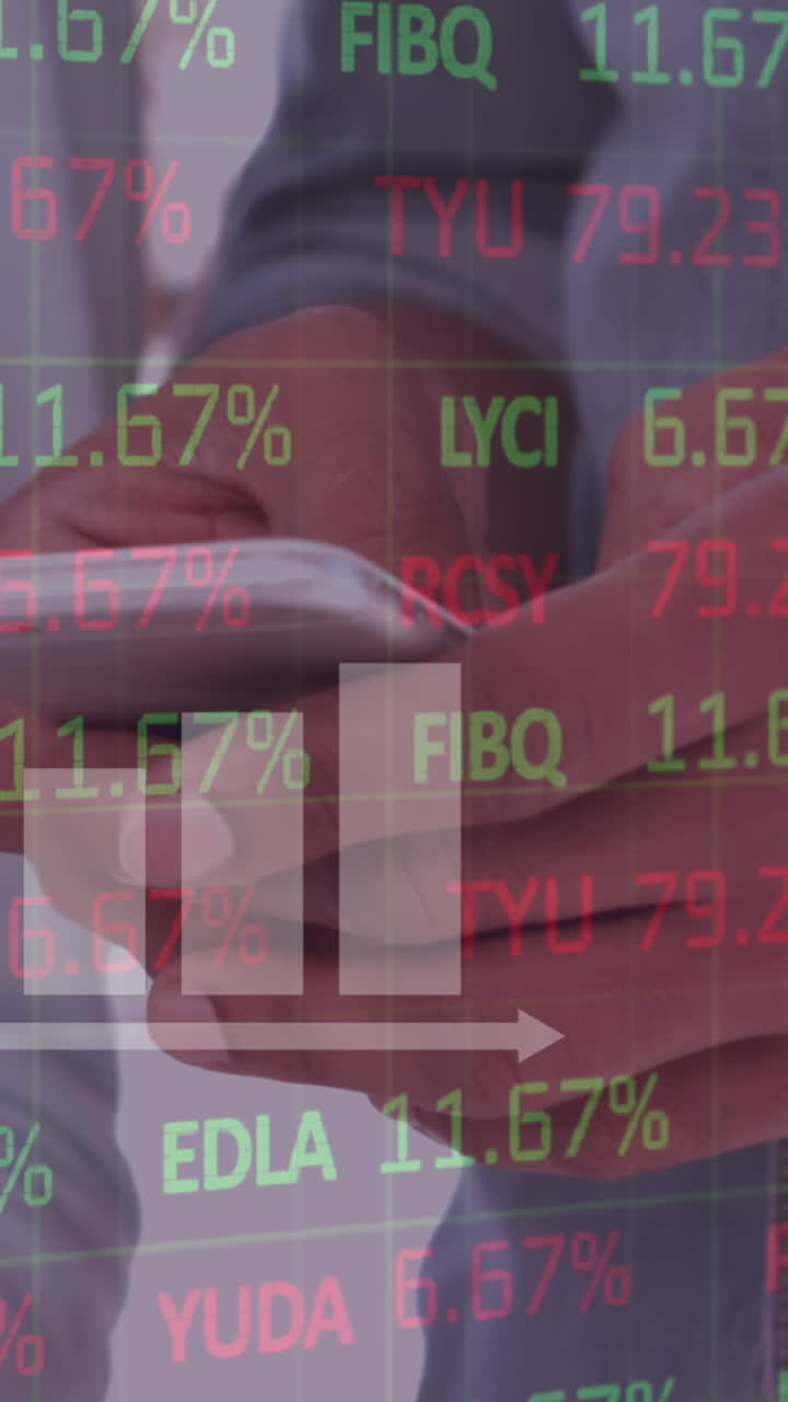 스마트 폰을 사용하는 사업가에 대한 시계, 통계 및 데이터 처리 애니메이션