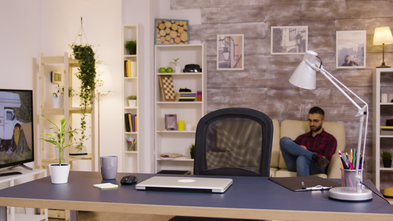 mujer trabajando en una computadora portátil en la oficina del hogar