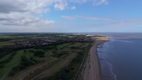 puesta de sol costera en el popular balneario de skegness en la costa este de inglaterra