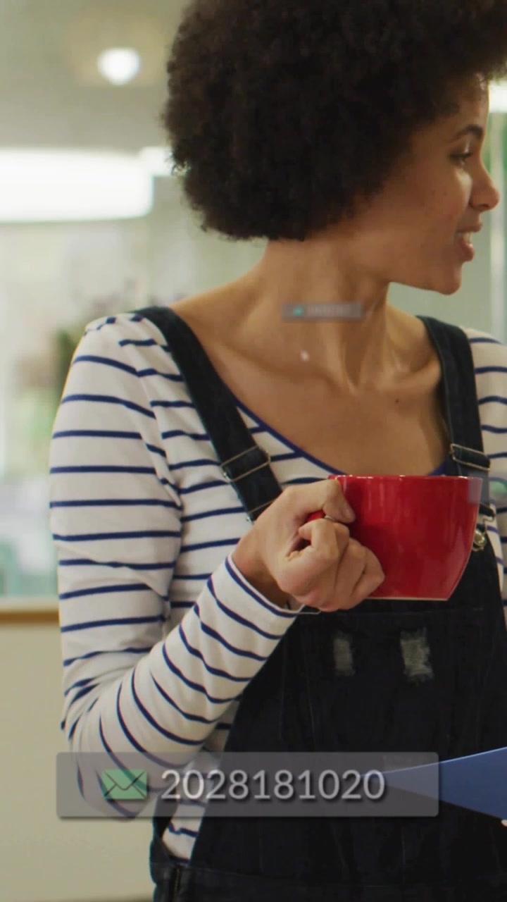 Video verticale: Donna con tazza rossa e cartella blu che si gira ridendo mentre le notifiche numeriche sollecitano una risposta d'ufficio.