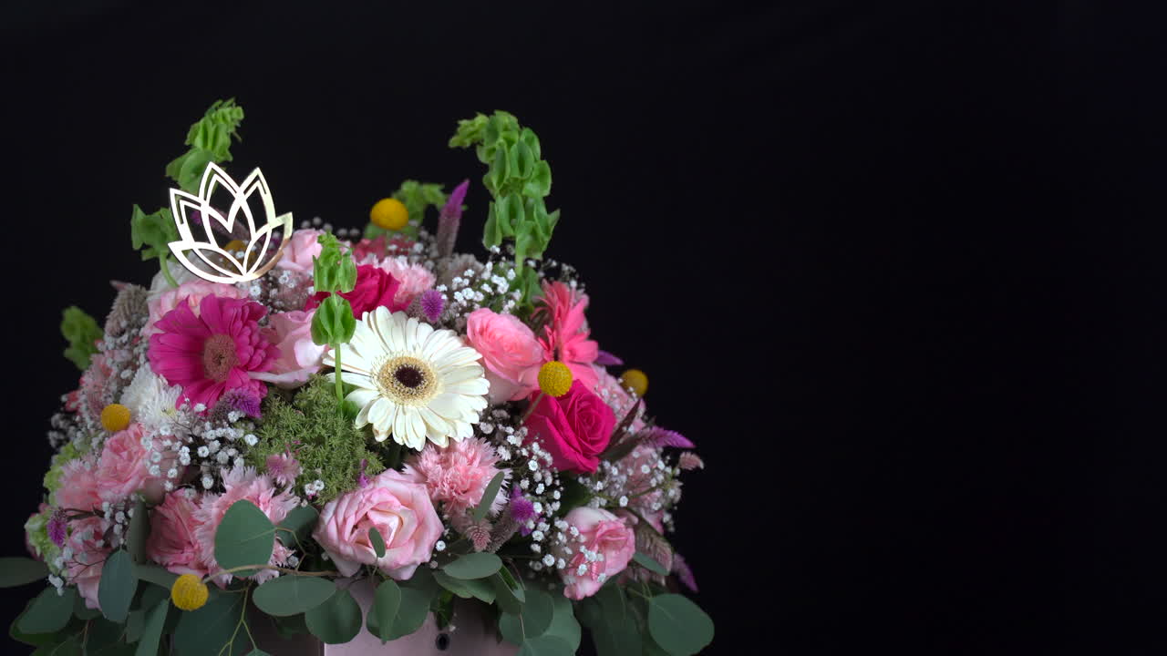Composizione floreale con rose, gerbere e loto dorato, ripresa slider